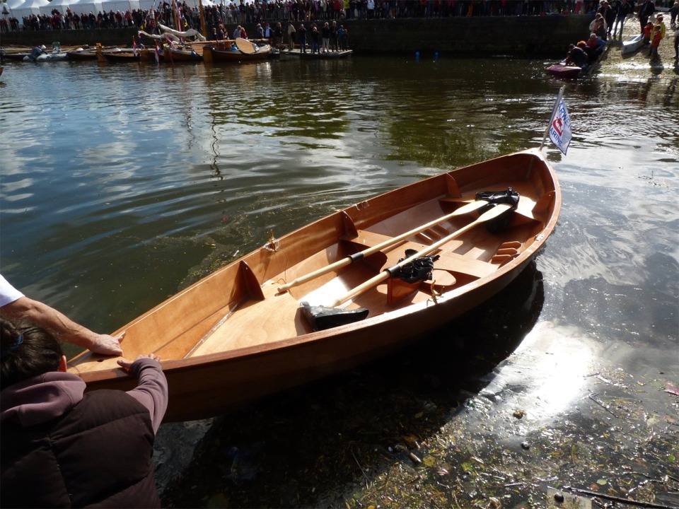 Et il est déposé dans son élément (un peu glauque au fond du bassin de Vannes, mais bon) sous les acclamations ferventes de la foule. 