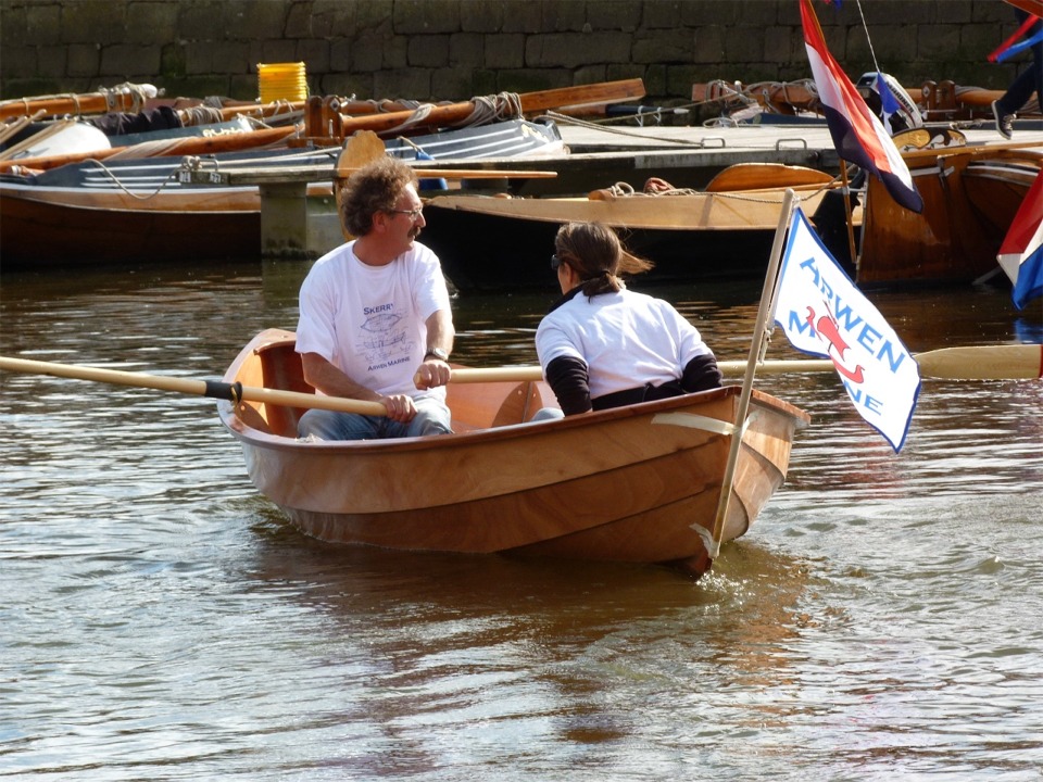 Robert et Caroline sont seuls à profiter de ces instants car leur fils Vincent est à bord du canoë en carton à la construction duquel il a aussi participé cette semaine. 