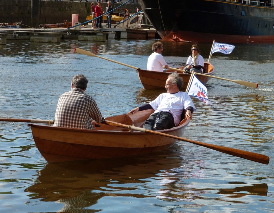 Du 6 au 11 mai, pendant la Semaine du Golfe, nous avons construit avec leur &eacute;quipage deux Skerry dans le cadre de l'op&eacute;ration "Je construis mon bateau" sur les quais de Vannes. 