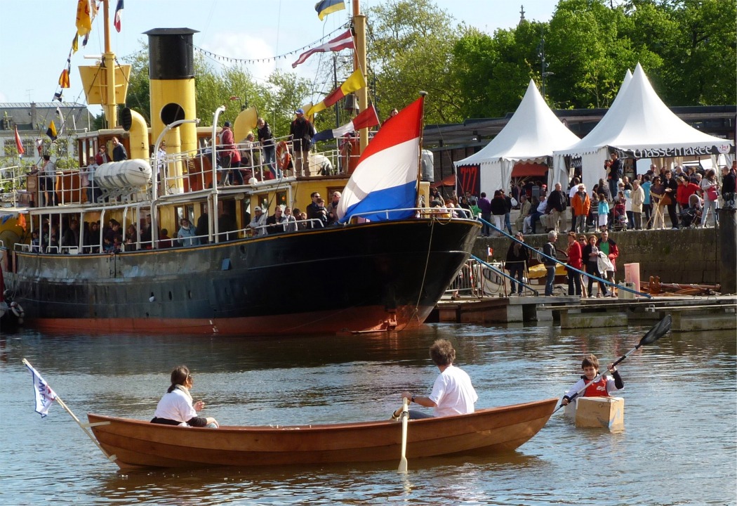 Retrouvailles familiales ! Vincent rejoint le Skerry de ses parents à bord de son canoë en coarton. 