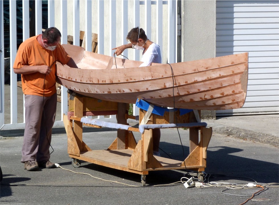 Nous entamons notre troisi&egrave;me journ&eacute;e par le pon&ccedil;age de l'ensemble de la surface int&eacute;rieure. Nous avons &eacute;t&eacute; chanceux avec le temps : &agrave; part le premier jour, nous n'avons eu que du beau temps, pas trop chaud, et avons pu travailler dehors quand nous le souhaitions. 