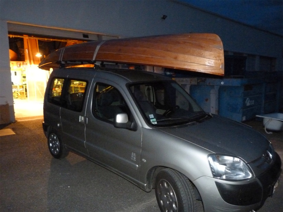 Et nous nous retrouvons enfin de soirée pour charger la Yole de Chester sur la voiture d'Annick et Emmanuel. 