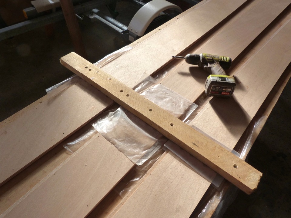 Dont acte. Le pressage est r&eacute;alis&eacute; par le tasseau viss&eacute; &agrave; travers la table de travail, justement doubl&eacute;e par un tasseau transversal &agrave; cet endroit. J'ajuste la position des vis en fonction du nombre et de la largeur de pi&egrave;ces &agrave; presser, comme le montrent les trous &agrave; travers le tasseau. 