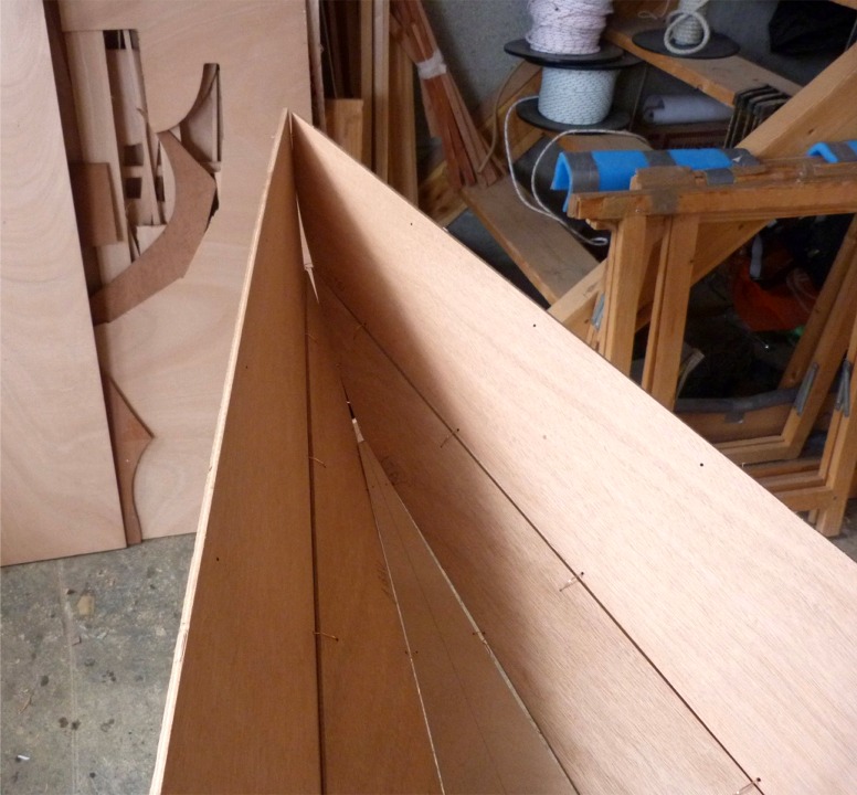 Nous avons cousu les bord&eacute;s 2 et voici une vue de l'int&eacute;rieur du brion. On voit au centre la pointe avant de la sole. 