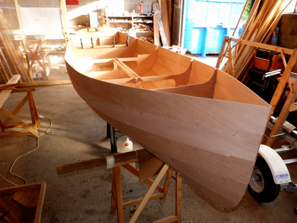 Vue de la proue sur tribord. Silmaril est con&ccedil;u, entre autres, pour obtenir un bateau volumineux et donc puissant, tout en restant dans les mesurations du Skerry, qui ne fait que 3 cm de moins en longueur et en largeur. 