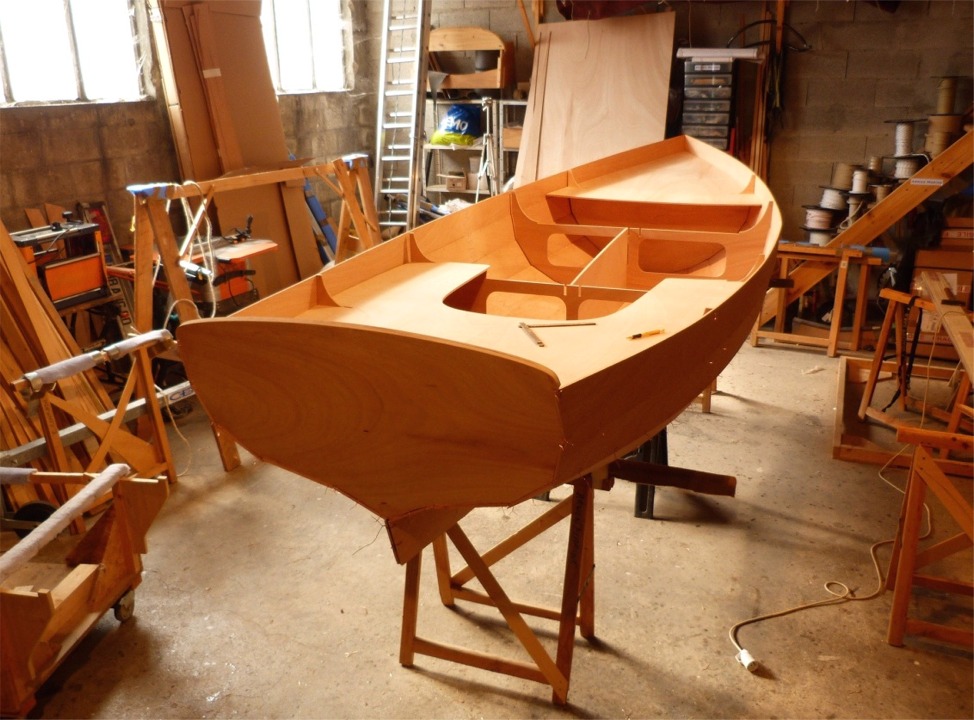 Le tableau &eacute;tant cousu sur tous les bord&eacute;s (ou l'inverse), j'ai enlev&eacute; le syst&egrave;me de support du tableau arri&egrave;re. J'ai aussi discr&egrave;tement ajout&eacute; une vis &agrave; travers le coin haut sup&eacute;rieur des deux bord&eacute;s 6 avant de d&eacute;faire la presse qui tenait le tableau sur le b&acirc;ti de soutien con&ccedil;u et r&eacute;alise par G&eacute;rard. 