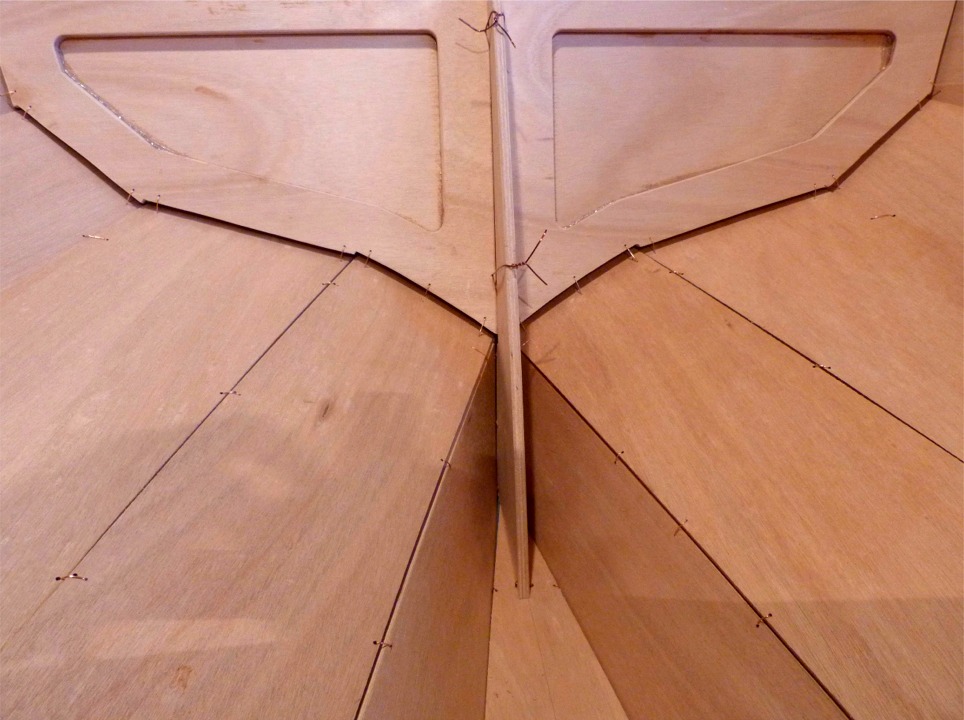 Suite de la construction du Silmaril num&eacute;ro 1. Cette photo montre la face int&eacute;rieure du tableau et son doubleur, ainsi que l'&eacute;tambot (oui, je sais, c'est une appellation un peu ambitieuse pour ce bout de contreplaqu&eacute;, mais c'est bien son r&ocirc;le). On voit clairement les deux sutures qui tiennent l'&eacute;tambot au tableau (et vice-versa, d'ailleurs). 