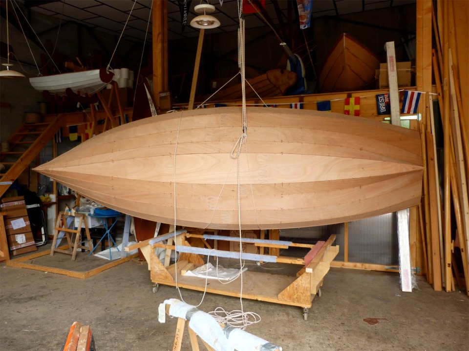 Je m'enhardis et soul&egrave;ve Silmaril un peu plus haut gr&acirc;ce au palan b&acirc;bord, puis je raidis le palan tribord afin d'amener la coque &agrave; la verticale. J'amarre les courants et prends le temps de faire cette image, qui met en valeur la finesse du bas de la car&egrave;ne et son &eacute;quilibre longitudinal, entre le volume important de la proue et la relative &eacute;troitesse du tableau. 