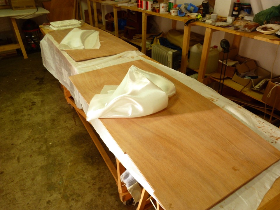 Je me pr&eacute;pare &agrave; stratifier le dessous des panneaux de fond de la cellule centrale, tout comme leur face sup&eacute;rieure. On risque de marcher et sauter beaucoup sur ces panneaux qui se trouveront au centre du bateau et je veux donc &ecirc;tre s&ucirc;r de leur solidit&eacute;. 