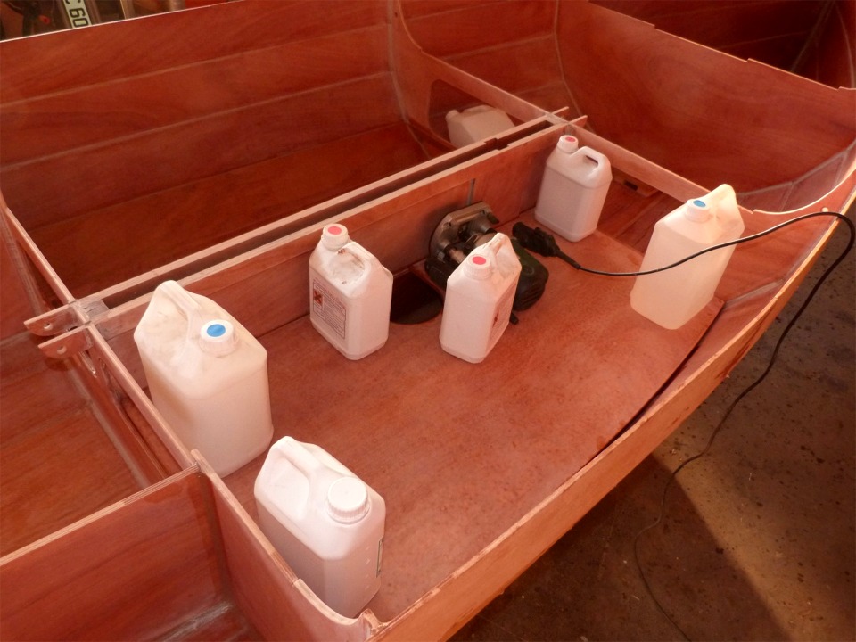 J'ai du poser une de mes d&eacute;fonceuses en plus de tous ces bidons afin d'arriver &agrave; presser uniform&eacute;ment le panneau tribord, le plus voil&eacute; des deux. A un moment, je me suis m&ecirc;me demand&eacute; si je n'allais pas faire basculer la coque avec tout ce poids du m&ecirc;me cot&eacute;, en attendant de r&eacute;tablir l'&eacute;quilibre sur le panneau b&acirc;bord. 