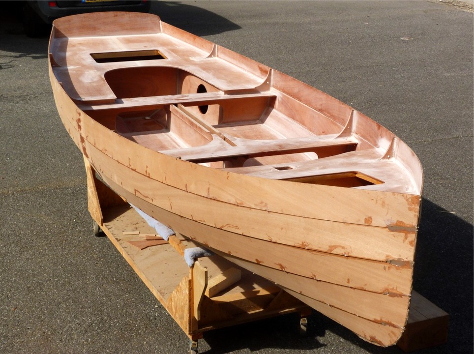 Le "gros oeuvre" est termin&eacute; ! Il me reste encore &agrave; "nettoyer" les joints sur l'ext&eacute;rieur de la coque et faire la stratification ext&eacute;rieure. Il me faudra aussi poser la guirlande et les courbes, ainsi que les listons, puis les serres sur cales. 