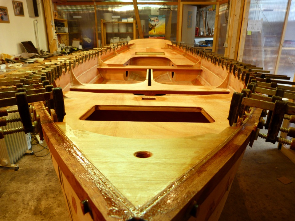 On aper&ccedil;oit au premier plan les deux tapons qui cachent les vis inox qui v&eacute;rouillent les extr&eacute;mit&eacute;s avant des listons (il y a les m&ecirc;mes &agrave; l'arri&egrave;re). 