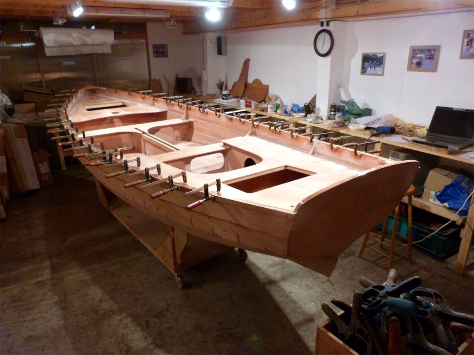 Je passe ensuite au collage des cales. Il y a une presse par cale, vous pouvez v&eacute;rifier qu'il y en a bien 20 de chaque bord... 