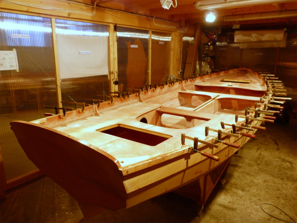 Pendant que l'&eacute;poxy de ce collage durcit, j'essaie de compter les journ&eacute;es de travail qui me restent avant d'attaquer la peinture et le vernis. Pas assez de doigts ! 