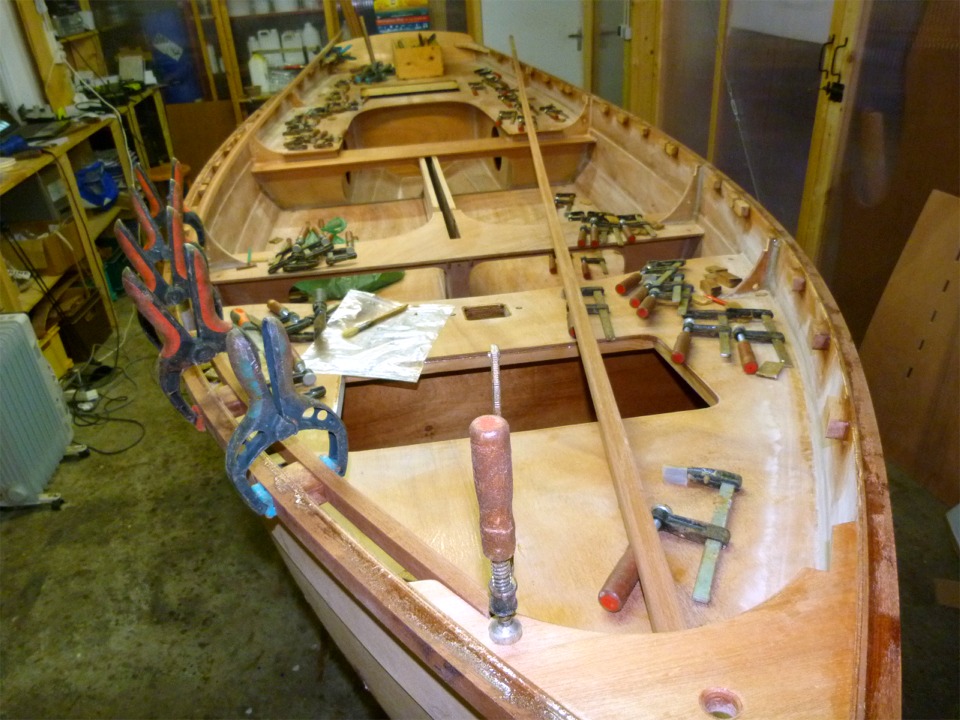 Essayage des serres &agrave; sec : le serre-joint au premier plan &eacute;vite que la serre s'enfuie de son encoche dans la guirlande. En effet, lorsque je la cintre, elle saute syst&eacute;matiquement. En 18x24, le sapelli est un peu nerveux ! 