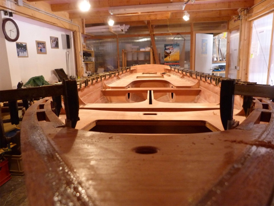 L'int&eacute;r&ecirc;t des serres sur cales est d'augmenter la rigidit&eacute; de l'ensemble listions-serres en &eacute;loignant l'&eacute;l&eacute;ment interne (la serre) de celui qui est sur l'ext&eacute;rieur (le liston). Second int&eacute;r&ecirc;t : les "jours" entre l'int&eacute;rieur du bord&eacute; et la serre permettent d'amarrer tout plein de trucs sur toute la longueur du bateau. Et en plus, cela ajoute une touche d'&eacute;l&eacute;gance classique. 