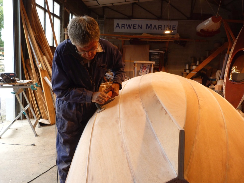 Nous allons stratifier la sole avec les bord&eacute;s 1 et 2, car cela tient dans la largeur du tissu de verre standard en 100 cm de large. 