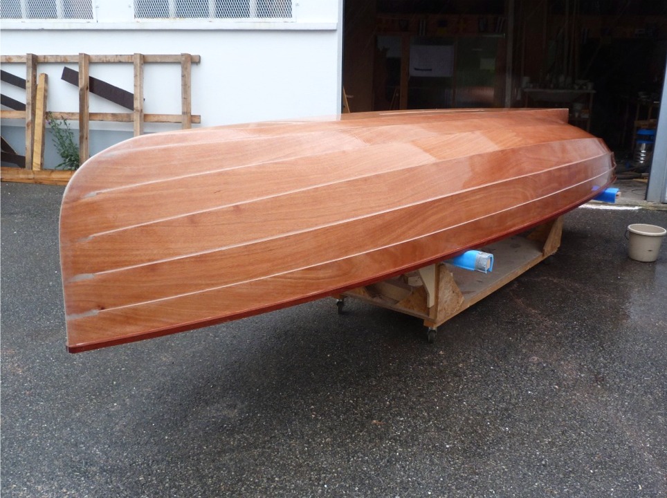 Entretemps, une petite bruine s'est mise &agrave; tomber et je d&eacute;poussi&egrave;re directement &agrave; grande eau, car l'aspirateur refuse d'absorber l'esp&egrave;ce de boue qui colle &agrave; la coque.... 