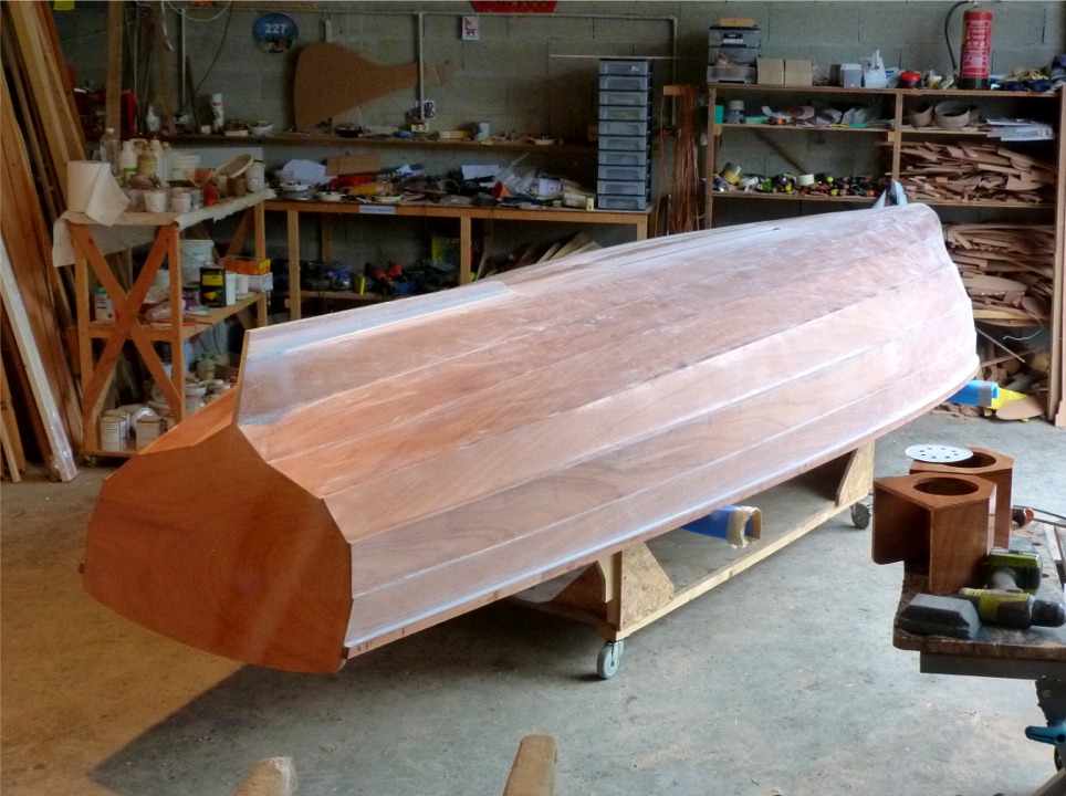 Le lendemain matin, je ponce la nouvelle couche d'&eacute;poxy &agrave; l'int&eacute;rieur car, une fois encore, il pleut et je ne peux pas poncer en plein air. 