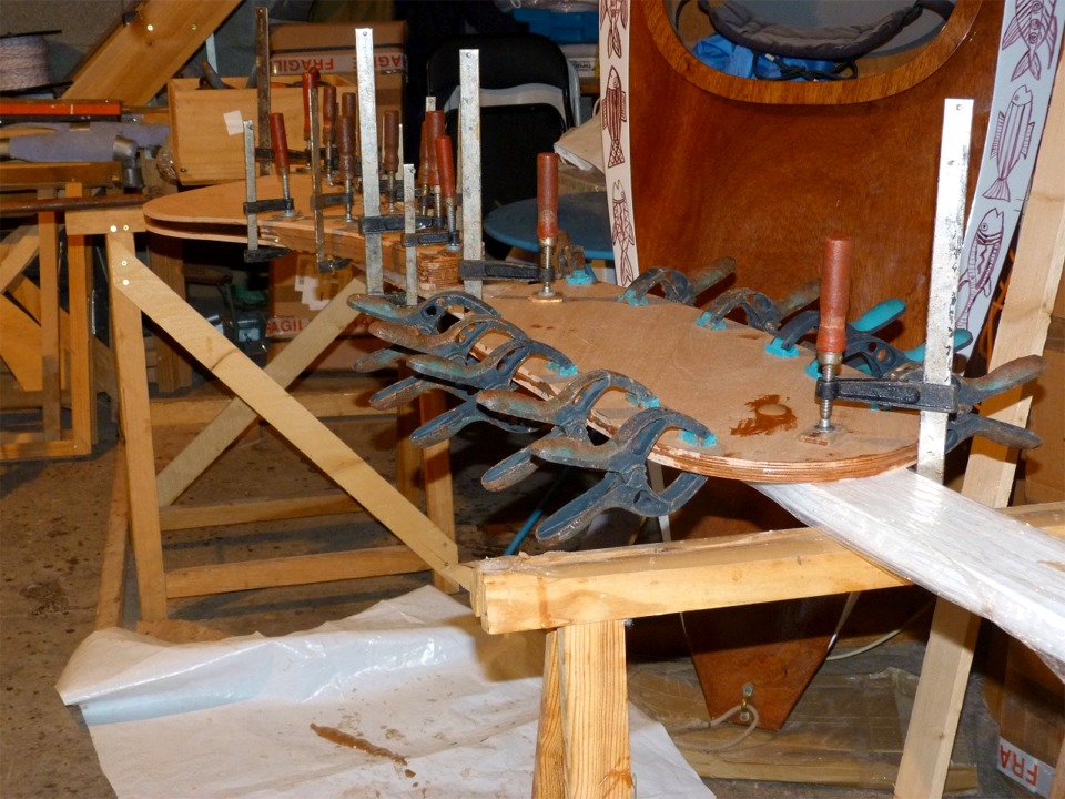 Je colle en parall&egrave;le les deux &eacute;paisseurs du safran. Au premier plan, on voit une "bulle" d'&eacute;poxy charg&eacute;e qui suinte &agrave; travers un trou de 2 mm que j'ai fait afin de conserver la position du trou du futur axe de pivotement. 