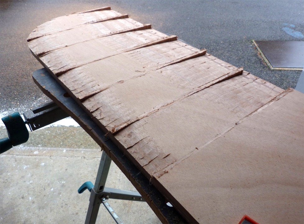 J'utilise un d&eacute;capeur thermique pour d&eacute;coller les nervures sans les casser, car je vais les recoller sur l'autre face de la d&eacute;rive. 