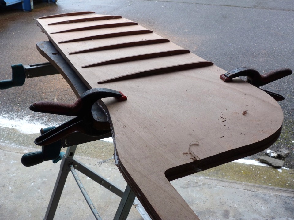 J'attaque le profilage de la d&eacute;rive de 27 mm d'&eacute;paisseur : apr&egrave;s avoir calcul&eacute; un profil NACA sur mesure pour la corde (la largeur du profil) et l'&eacute;paisseur de la d&eacute;rive de Silmaril, je d&eacute;cide de r&eacute;utiliser ceux que j'avais calcul&eacute;s, trac&eacute;s et d&eacute;coup&eacute;s pour la d&eacute;rive de Gandalf, quasiment identique. 