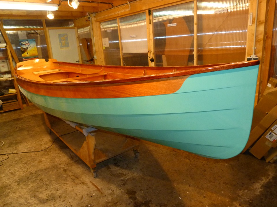 Et j'attaque la premi&egrave;re des quatre couches de vernis... 