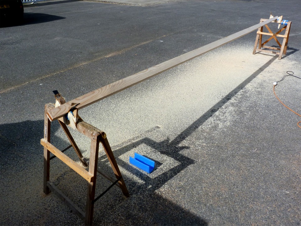 Apr&egrave;s durcissement de l'&eacute;poxy, j'ai affin&eacute; les quatre faces au pied et en t&ecirc;te du m&acirc;t sur la scie de table, puis j'ai attaqu&eacute; au rabot pour cr&eacute;er 4 nouvelles faces afin d'obtenir une section octogonale sur toute la longueur, sauf le pied, qui restera carr&eacute; sur les 60 cm du bas. Je cr&eacute;erai ensuite 8 autre facettes sur les ar&ecirc;tes de l'octogone et je terminerai &agrave; la ponceuse orbitale. 