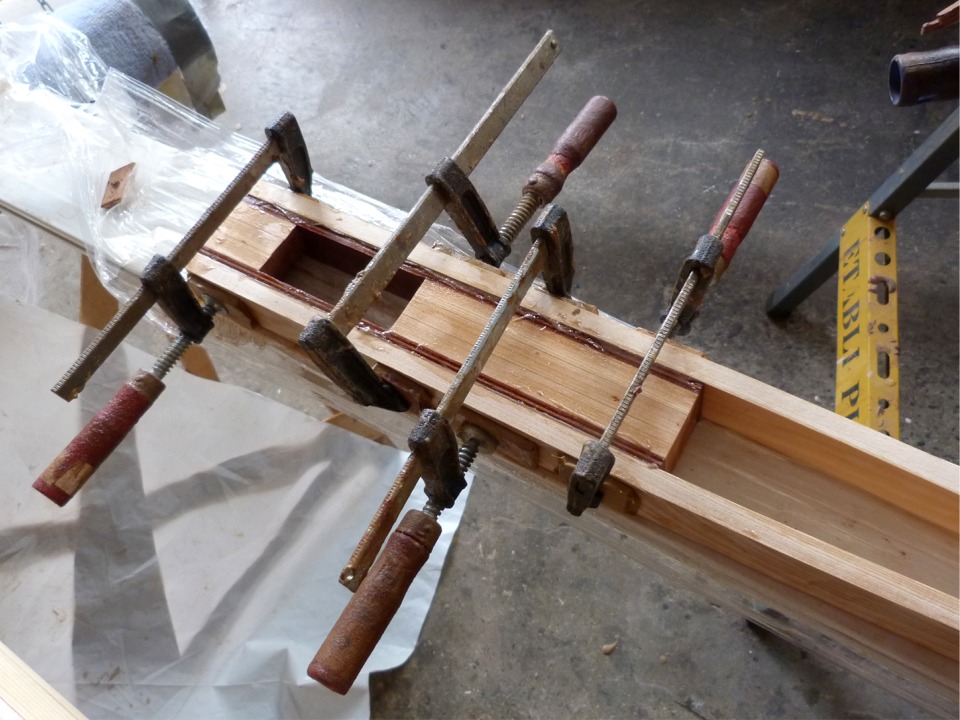 J'ai d'abord construit une "caisse" qui chevauchera la t&ecirc;te du gouvernail. Deux lattes fines (13 mm d'&eacute;paisseur) de pin sont coll&eacute;es autour de cette caisse de 50 mm de large et sont soll&eacute;es entre elles pour former la poign&eacute;e. Les deux lattes de contreplaqu&eacute; makor&eacute; renforcent et rigidifient la partie la plus sollicit&eacute;e de la barre. 