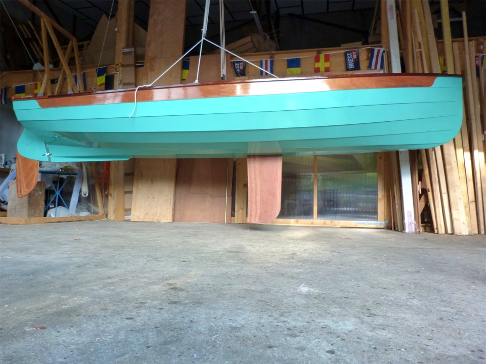 Cette vue de profil montre l'ensemble du plan anti-d&eacute;rive de Silmaril. Celui-ci est constitu&eacute; du profil immerg&eacute; de la coque, auquel s'ajoute le petit aileron rapport&eacute;, le gouvernail et son safran, et enfin la d&eacute;rive. 