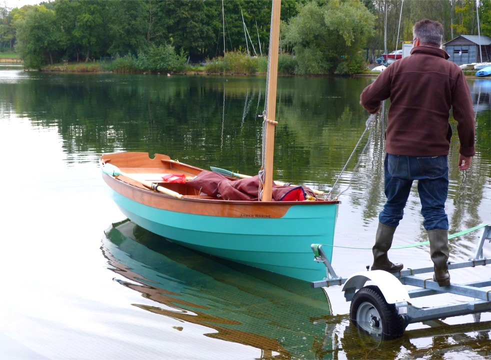 Voila qui est fait et Silmaril est maintenant totalement support&eacute; par le volume d'eau qu'il d&eacute;place, soit 115 dm3. Car je rappelle &agrave; ceux qui &eacute;taient dissip&eacute;s pendant cette le&ccedil;on, un d&eacute;cim&egrave;tre cube d'eau p&egrave;se un kilo (et on l'appelle aussi le litre). Je vous laisse aller consulter le principe d'Archim&egrave;de. 