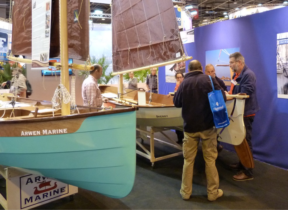 Chaque exposant paie les m&egrave;tres carr&eacute;s occup&eacute;s par son ou ses bateaux, et C&ocirc;tes d'Armor D&eacute;veloppement finance les surfaces et services communs, et bien s&ucirc;r communique sur le d&eacute;partement au moyens d'affiches, de panneaux et de vid&eacute;os. 