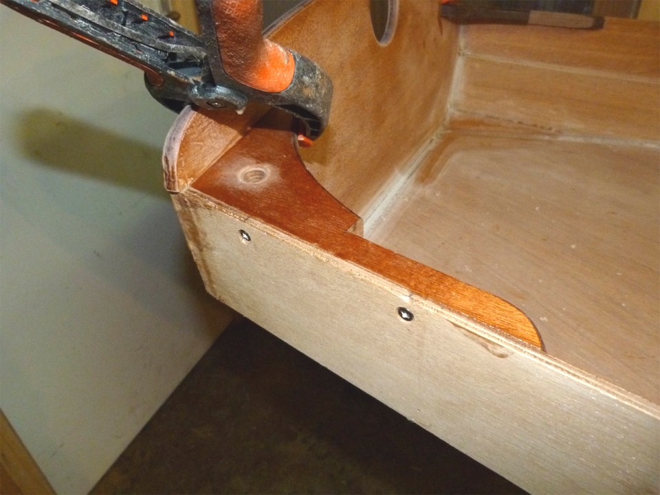 J'ai &eacute;galement d&eacute;coup&eacute; des encoches dans les courbes arri&egrave;re que je viens aussi de coller-visser.