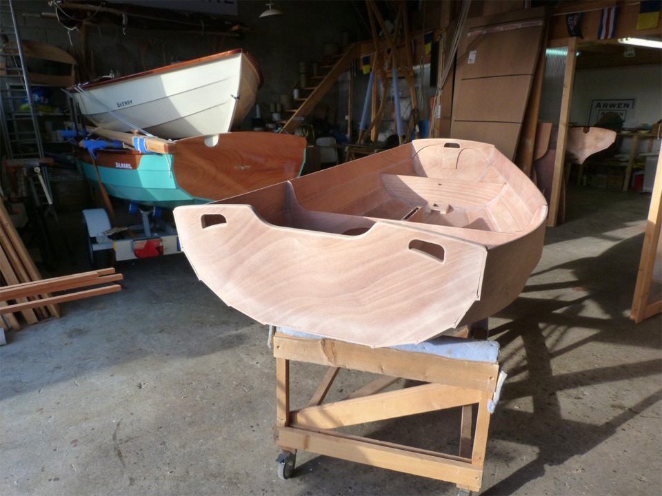 J'ai profit&eacute; du beau temps de ce dimanche pour couper les extr&eacute;mit&eacute;s des bord&eacute;s de la prame autour de la marotte et du tableau. 