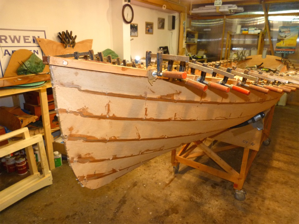 J'utilise cet hiver un durcisseur rapide et en plus je pr&eacute;chauffe r&eacute;sine et durcisseur (en les pla&ccedil;ant dans le fllux d'air de l'un de mes radiateurs soufflants) : &ccedil;a n'a pas loup&eacute; cet apr&egrave;s-midi, j'ai du jeter 120 ml d'&eacute;poxy qui avait d&eacute;marr&eacute; dans le pot au bout d'une dizaine de minutes... 