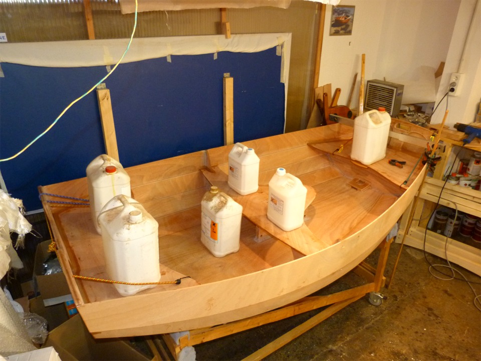 Tous les si&egrave;ges de la Prame d'Eastport sont coll&eacute;s . J'ai fait un premier montage "&agrave; sec" sans colle : impeccable. Par contre, lorsque j'ai encoll&eacute; les surfaces de contact, j'ai &eacute;t&eacute; surpris de constater que les si&egrave;ges avant et arri&egrave;re glissaient vers le milieu de la prame, du fait de leur inclinaison et du pouvoir lubrifiant de l'&eacute;poxy fra&icirc;che... 