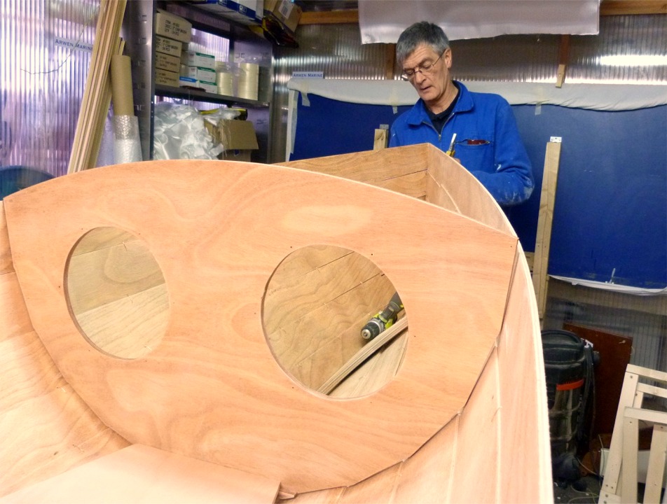 La cloison avant est juste positionn&eacute;e &agrave; son emplacement approximatif, et nous allons commencer par visser temporairement la guirlande afin d'ouvrir l'&eacute;trave &agrave; l'angle correct. 