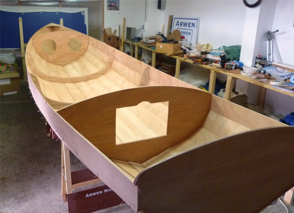 Sur la Yole de Chester standard, les cloisons avant et arri&egrave;re ont un bord sup&eacute;rieur rectiligne et nettement plus bas pour celle de l'arri&egrave;re afin de recevoir un si&egrave;ge. Comme je l'ai d&eacute;j&agrave; &eacute;voqu&eacute; plus haut, Pierre souhaite partir en randonn&eacute;e avec son bateau et a donc demand&eacute; des cloisons sp&eacute;ciales afin de disposer de plus de volume dans les compartiments &eacute;tanches avant et arri&egrave;re pour la s&eacute;curit&eacute; et le stockage du mat&eacute;riel. Nous fixerons un pontage &eacute;galement modifi&eacute; pour se cintrer sur ces cloisons. 