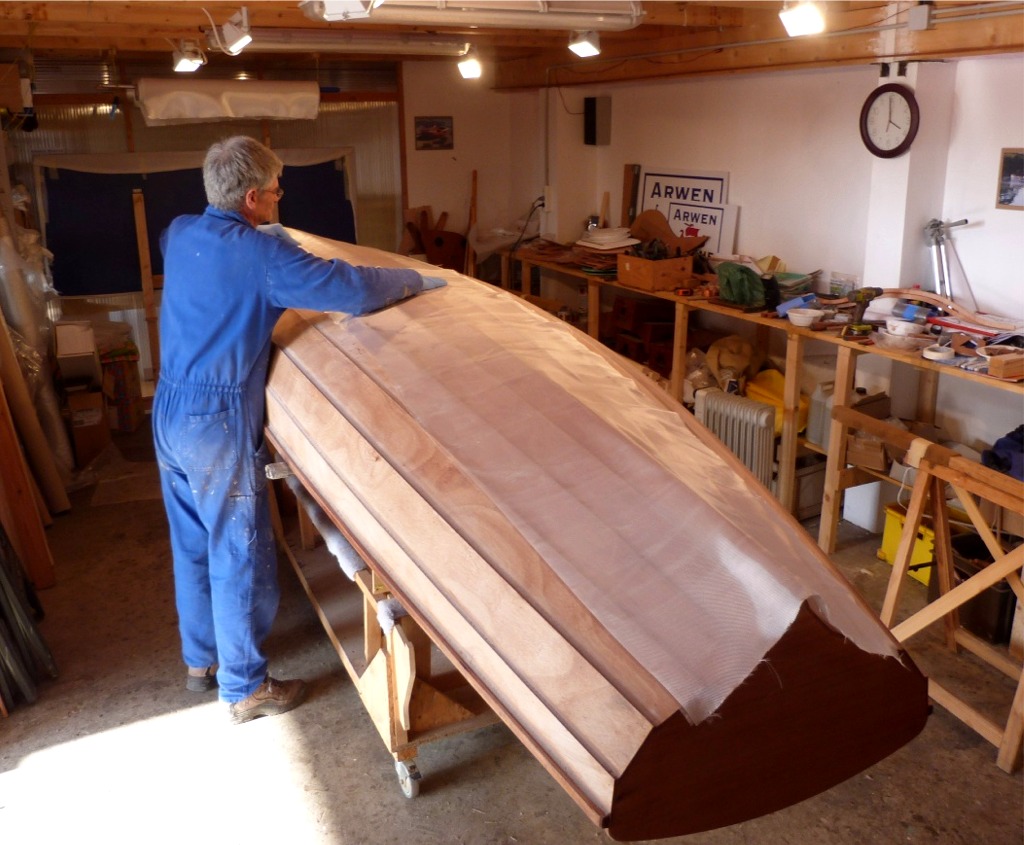 Apr&egrave;s &ecirc;tre d&eacute;mocratiquement arriv&eacute;s &agrave; une solution qui nous convient &agrave; tous les deux, nous rentrons pour passer &agrave; la stratification de l'ext&eacute;rieur de la coque. Le manuel de construction ne pr&eacute;voit de stratifier que les deux bord&eacute;s de fond, mais nous avons bien "effac&eacute;" l'angle bas des bord&eacute;s 2 et allons stratifier aussi les bord&eacute;s 2 afin d'augmenter la rigidit&eacute; du fond de la yole. Ce seront donc 4 bord&eacute;s qui seront stratifi&eacute;s sur l'ext&eacute;rieur et 8 sur l'int&eacute;rieur (au lieu de 6 en standard). Cela augmente le poids de la Yole de Chester de 600 &agrave; 700 grammes, mais nous n'avons aucun regret. 