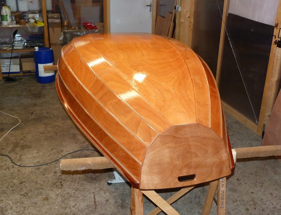 Sur la prame, j'ai pass&eacute; trois couches d'&eacute;poxy "mouill&eacute; sur mouill&eacute;" sur la stratification et une couche sur le reste de l'ext&eacute;rieur. 