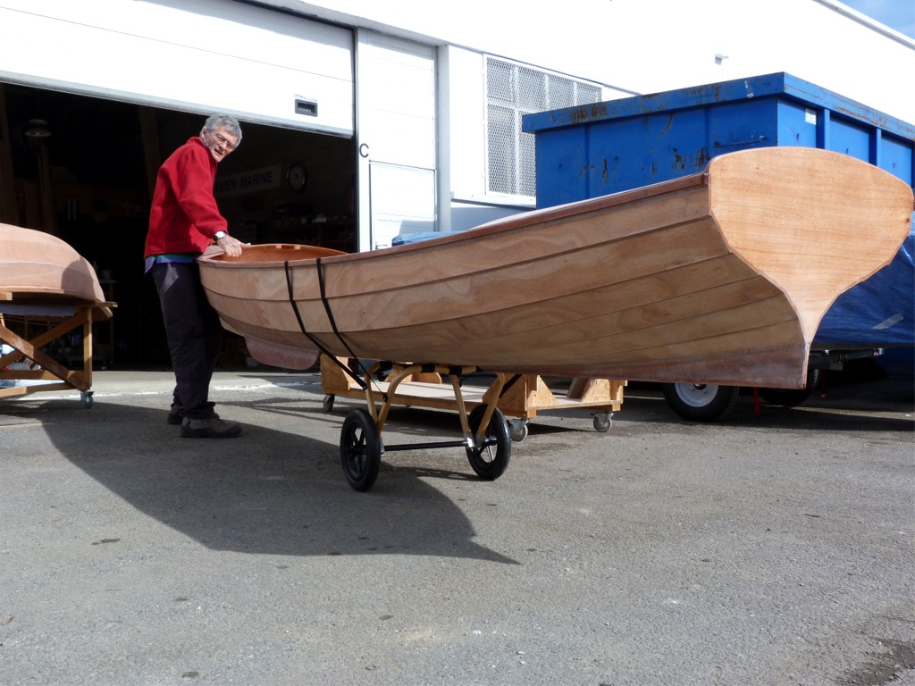 La hauteur du chariot doit &ecirc;tre suffisante pour pouvoir tirer la yole sans se casser le dos, mais pas pas trop, car en montant le centre de gravit&eacute; on accro&icirc;t l'instabilit&eacute;. 