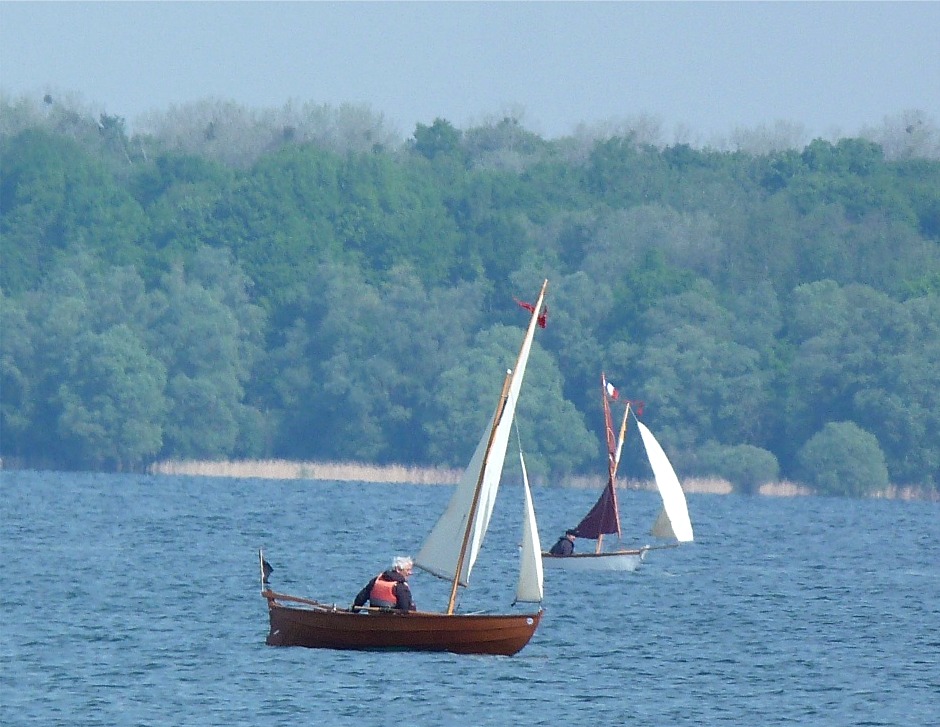 Le Doryplume Prise de Ris'k et le noie-chien L'Anglore. Ce bateau (dont je n'ai malheureusement pas fait de meilleure photo - mais j'en ai vu d'autres dans les autres galeries) vient de Callian dans le Var, ce qui représente près de 1600 km de route aller-retour pour venir jusqu'au lac d'Orient : Michel gagne le Pilchards de la plus longue distance ! 