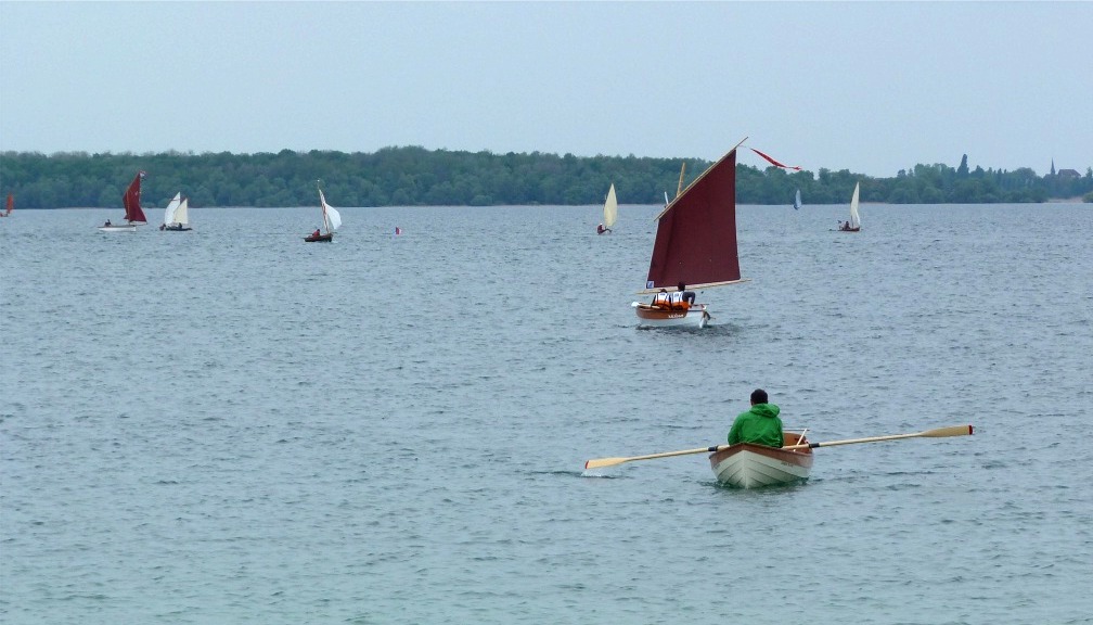 Ah, si seulement il y avait du soleil... Guillaume essaie la Yole de Chester à l'aviron tandis que le Skerry Méaban court rejoindre la flottille qui s'éparpille au loin. 