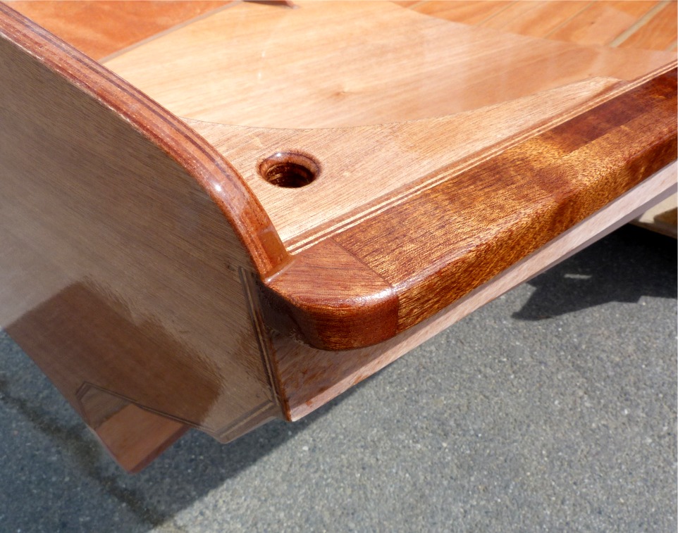 Gros plan sur la pi&egrave;ce d'extr&eacute;mit&eacute; du liston tribord, dont j'ai mis le fil en diagonale afin de minimiser les risques de casse en cas de choc sur l'angle. Oui, il y a le m&ecirc;me sur b&acirc;bord... 