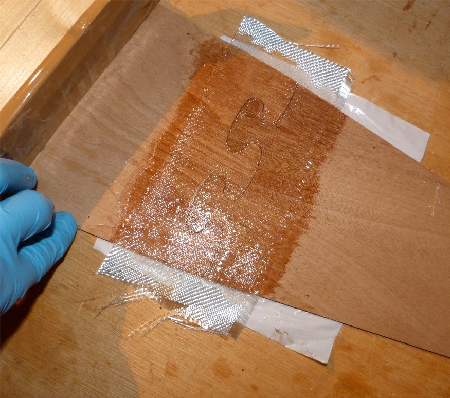 Puis je pose une bande de tissu de verre sur le joint, et je sature la fibre de verre d'époxy jusqu'à ce qu'elle soit totalement transparente. 