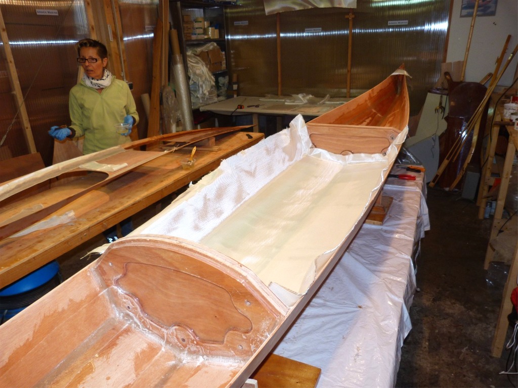 Une pièce de tissu de verre est drapée sur toute la surface intérieure du cockpit, dans laquelle nous avons fait un ponçage de toute la surface, en particuler des joints. 