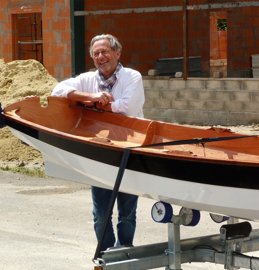 Dominique pose sympathiquement avec "Jolanda" avant de prendre la route. 