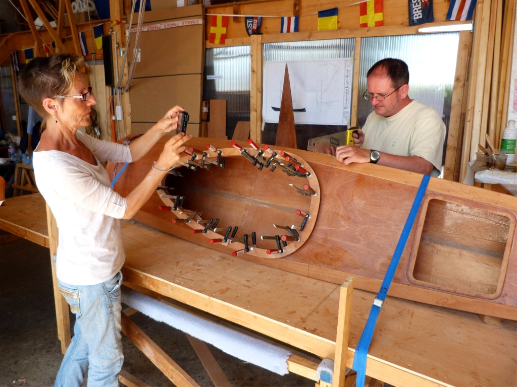 Emmanuel reprend la scie pour faire la seconde coupe et séparer la partie centrale du cockpit de la partie arrière. 