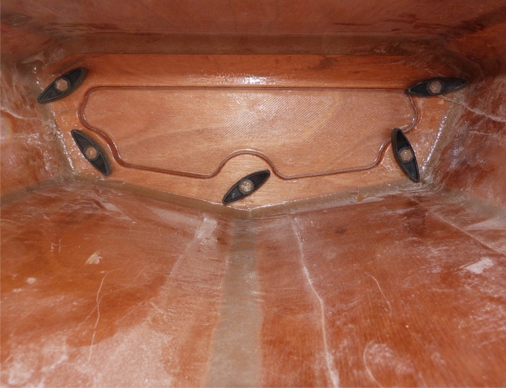 Voici les 5 vis d'assemblage entre la partie arri&egrave;re et le cockpit, vues par la trappe arri&egrave;re. 