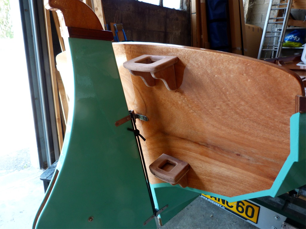 J'ai ensuite finalis&eacute; la transformation du prototype du Silmaril en bourcet-malet. en fixant un pied de m&acirc;t et un &eacute;tambrai sur l'ext&eacute;rieur du tableau, pas tr&egrave;s esth&eacute;tique vu de pr&egrave;s, mais nettement pr&eacute;f&eacute;rable, &agrave; mon avis, au percement du pontage arri&egrave;re et &agrave; la subs&eacute;quente perte d'&eacute;tanch&eacute;it&eacute; du caisson arri&egrave;re (un manchonnage et une &eacute;vacuation basse auraient r&eacute;tabli l'&eacute;tanch&eacute;it&eacute;, mais que de complications !) Les deux pi&egrave;ces sont simplement viss&eacute;es "&agrave; sec" sur cette image, je les ai ensuite d&eacute;mont&eacute;es, encoll&eacute;es &agrave; l'&eacute;poxy, et remont&eacute;es. 